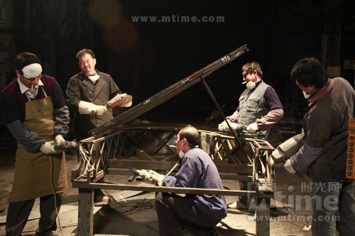 《钢的琴》(The Piano in a Factory)剧照