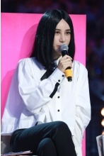 尚雯婕《Black&Golden.pure》：绽放本色