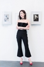 江疏影亮相时尚摄影展 红唇配裤装时髦俏皮（组图）